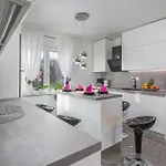 3 Bedroom Luxurious In بيت للعطل Rasopasno